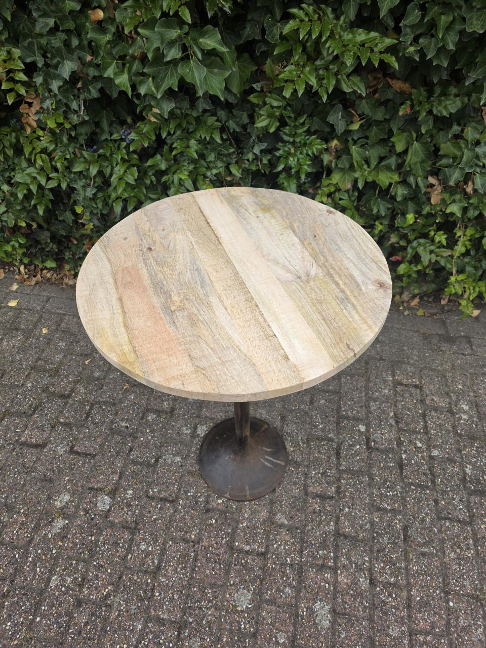 Bar statafel van Mango hout met gietijzeren onderstel