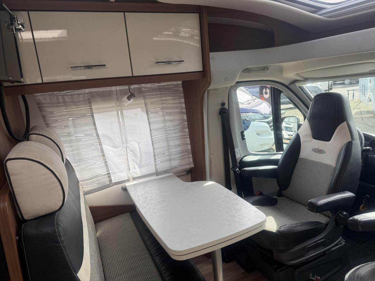 LMC Breezer V646G. Black-line ( 2x lengte bedden, zeer netjes ,dak airco)