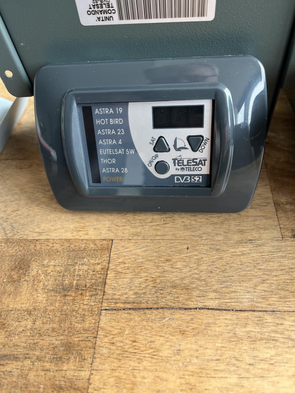 Volautomatische satelliet schotel 85 cm