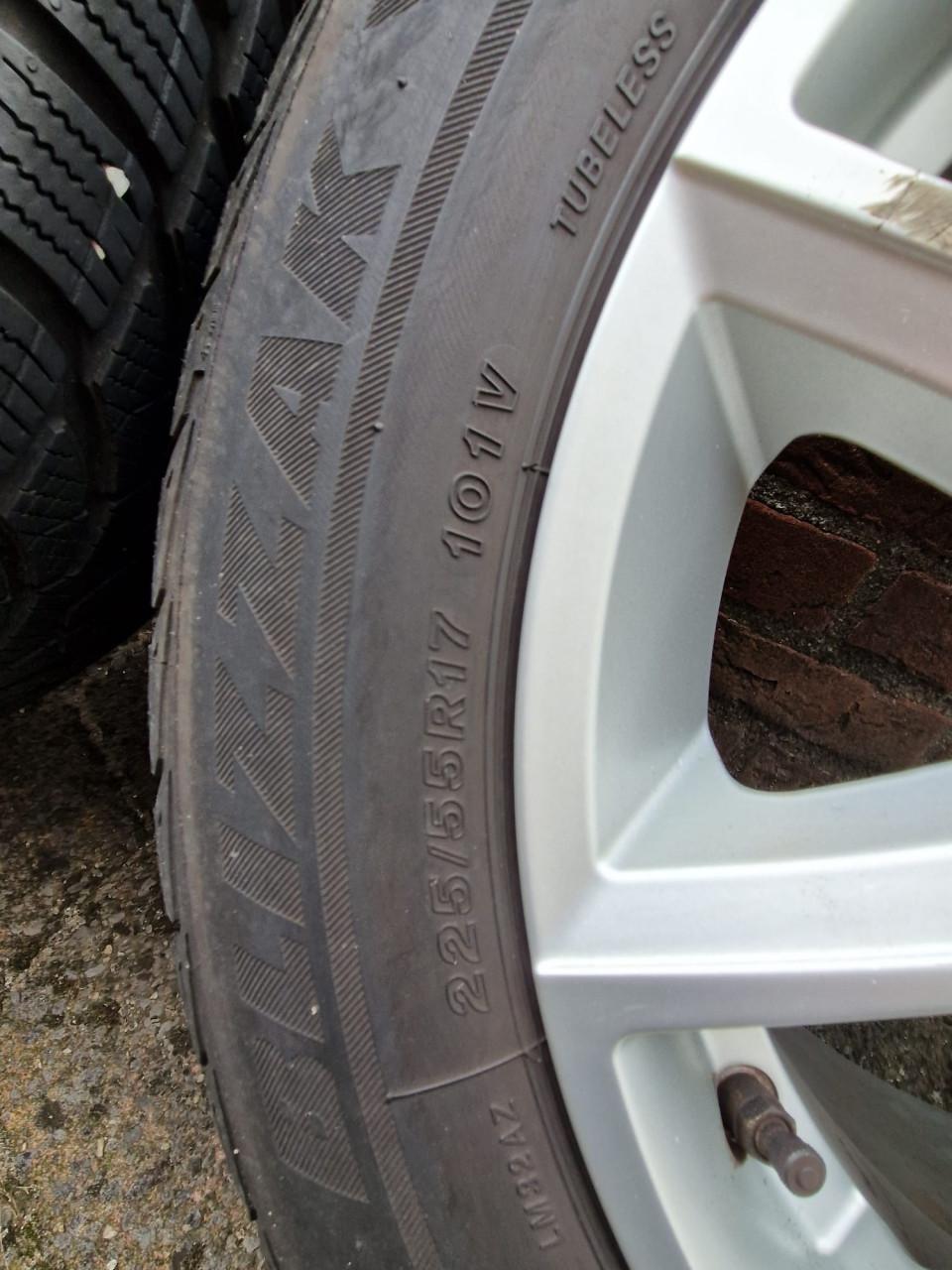 Winterbanden bridgestone LM-32 225/55R17