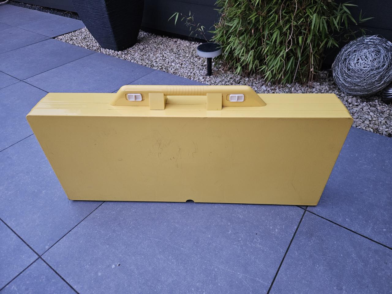 Gele opvouwbare picknicktafel - ideaal voor camping/tuin