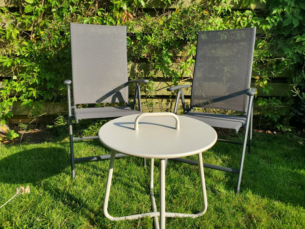 2 lichtgewicht tuinstoelen met tafeltje
