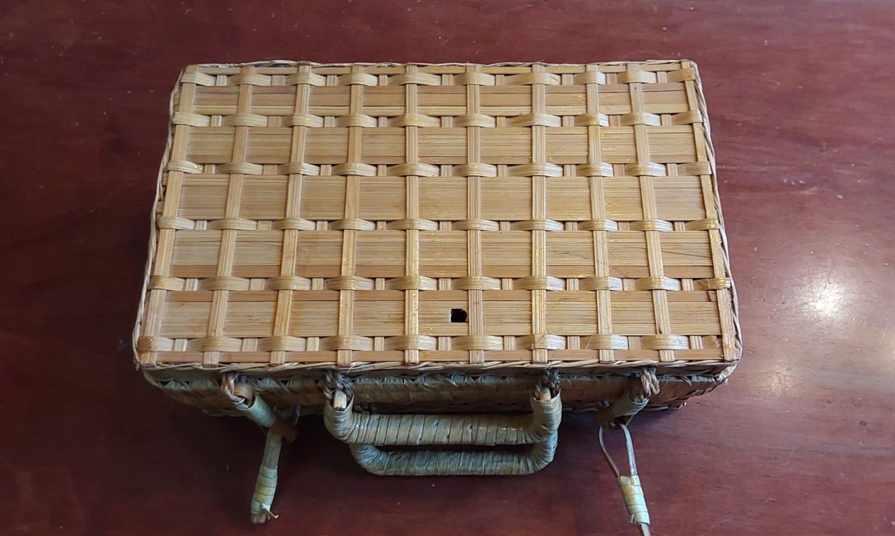 Diverse beestjes, 2 losse hekken en 1 voederbak samen in rieten mandje