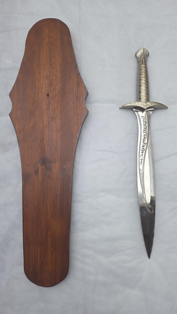 Lord of the Rings Sting Zwaard met Houten Plaque