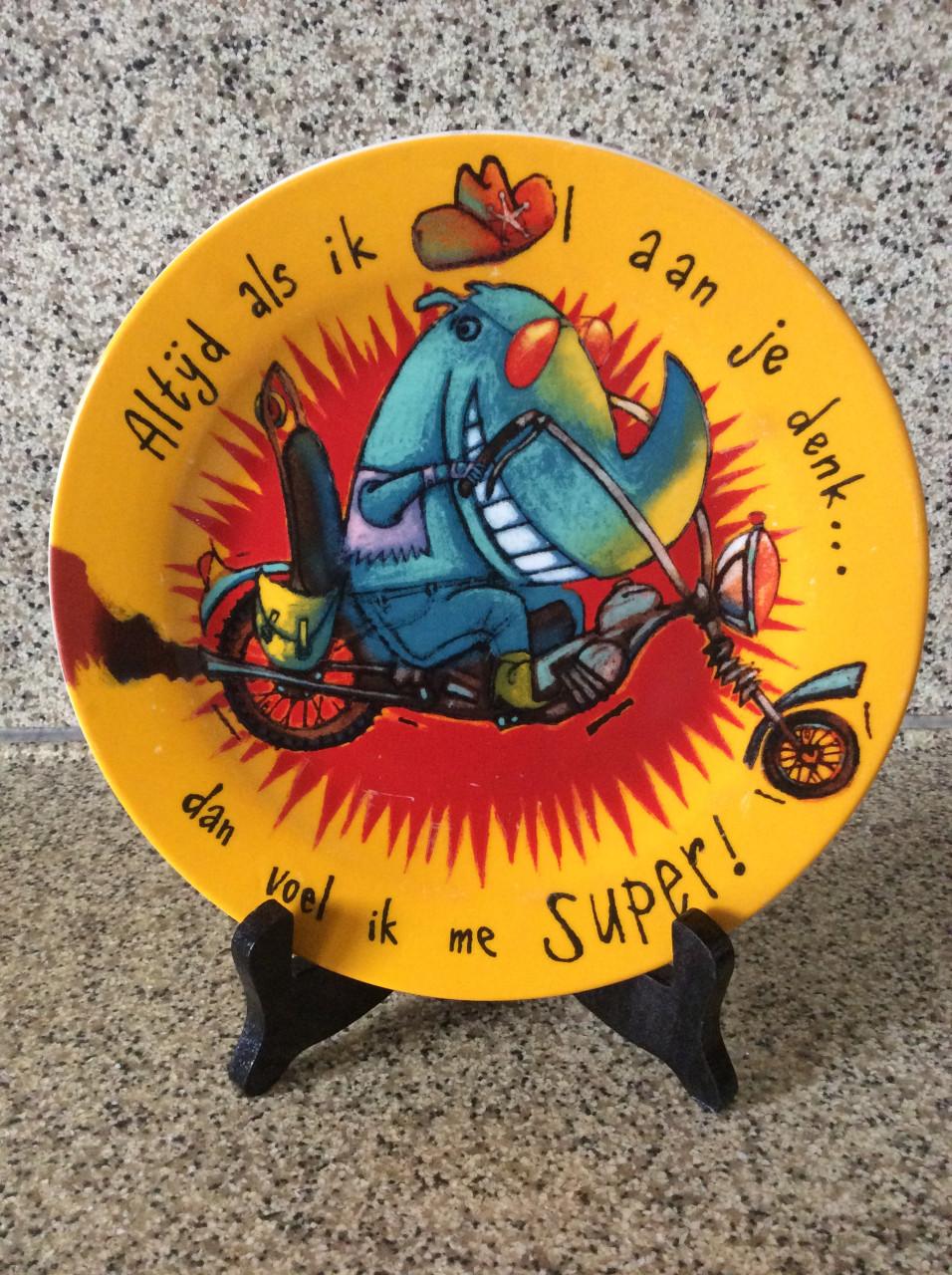 Ontbijtbordje. Tekst: Altijd als ik aan je denk voel ik me super.     D.E.