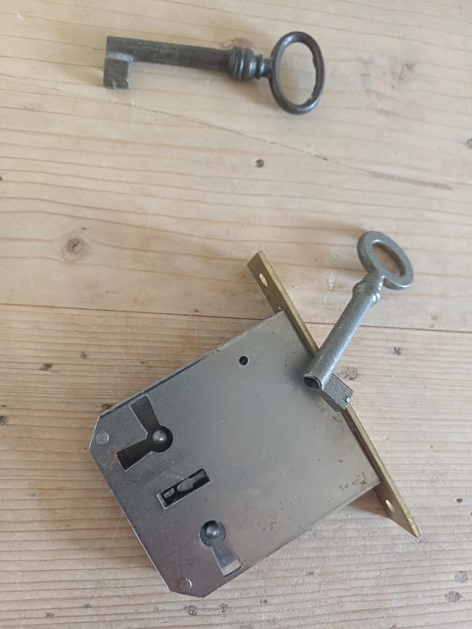 Antieke GRENEN LADEKAST met 4 laden met veel opbergruimte !
