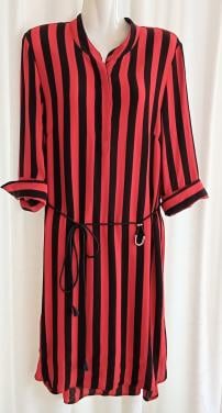 Aparte jurk, rood met zwarte strepen. Merk Anna van Toor