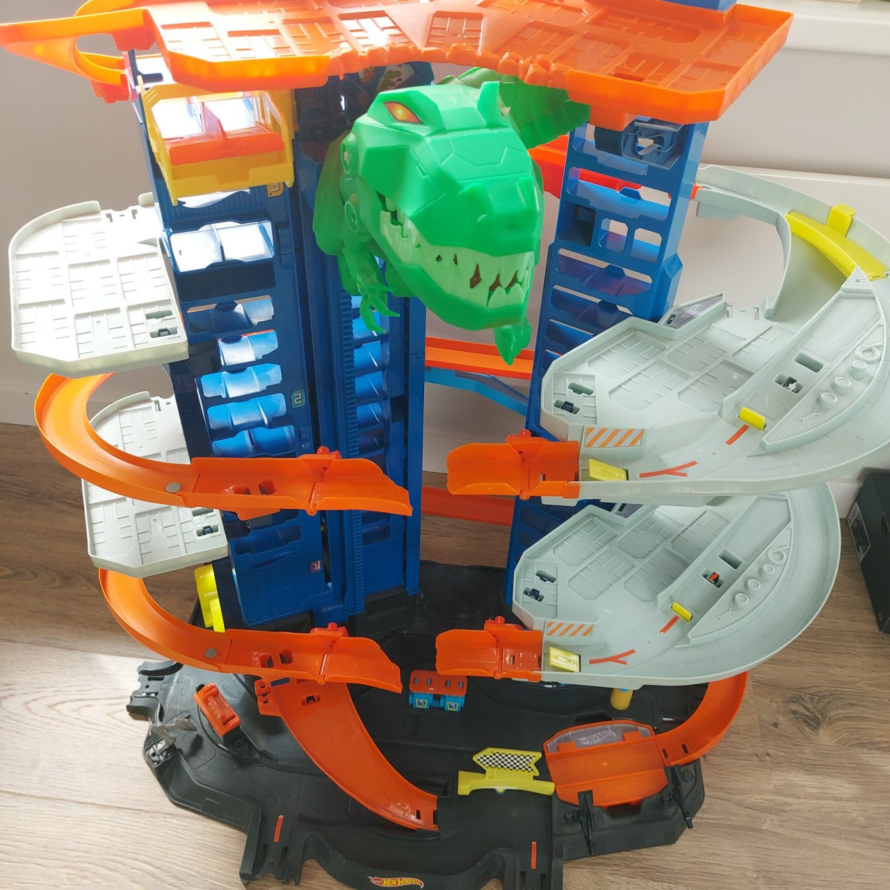 Hotwheels racebaan t-rex