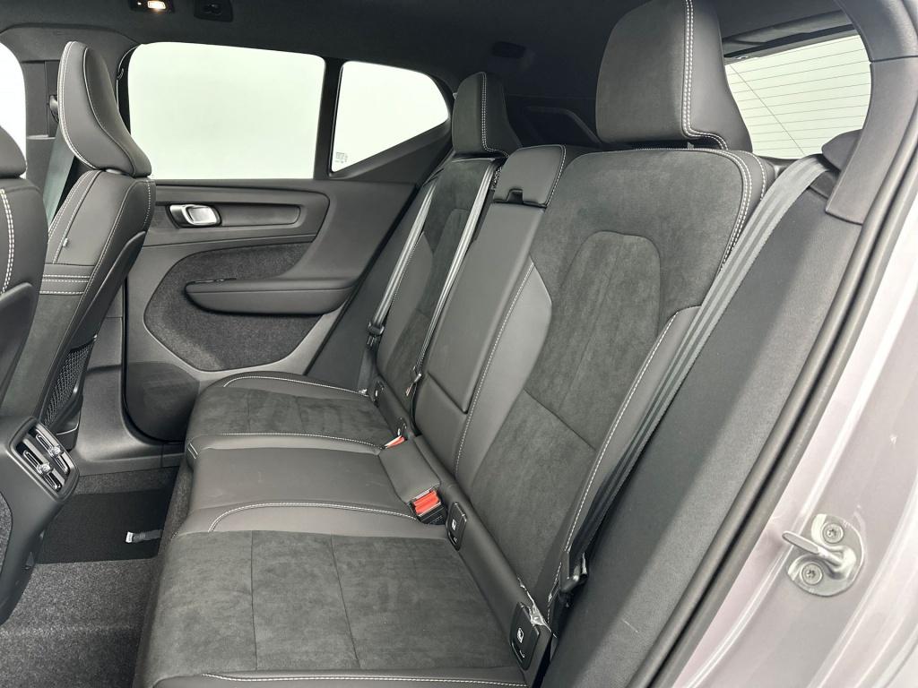 Volvo XC40 b4 197pk plus dark| pano| trekhaak| camera| elek.stoelen