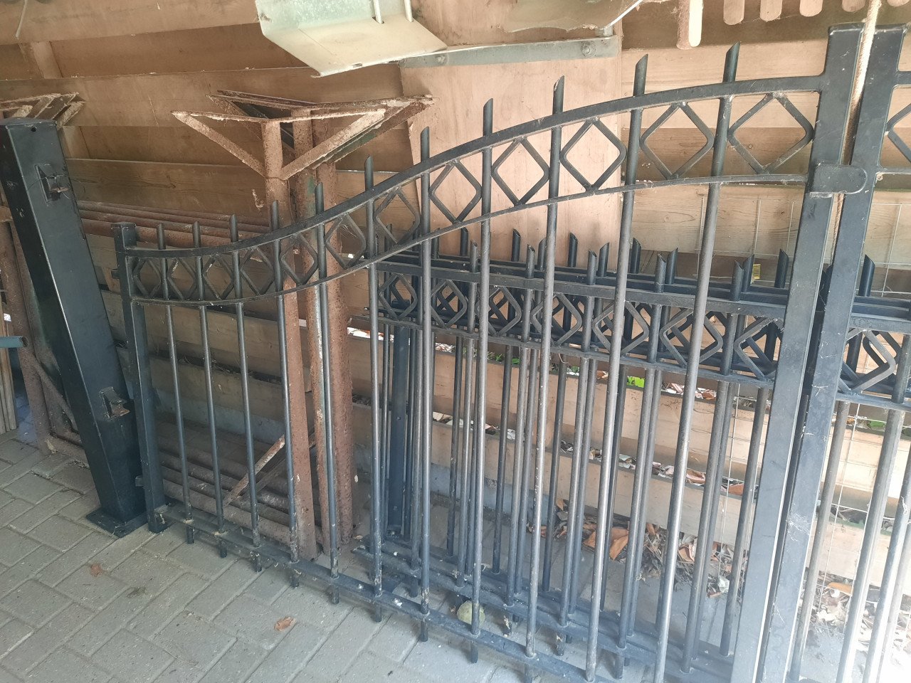 Prachtige draaipoort en sierhekwerk gegalvaniseerd en gepoedercoat zwart