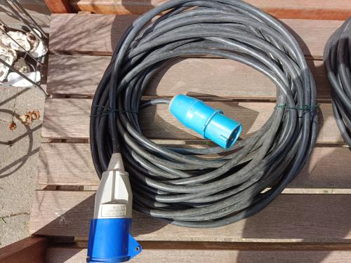 Zware voedingskabels 3 x 2,5 met lengte van 21 en 19 meter