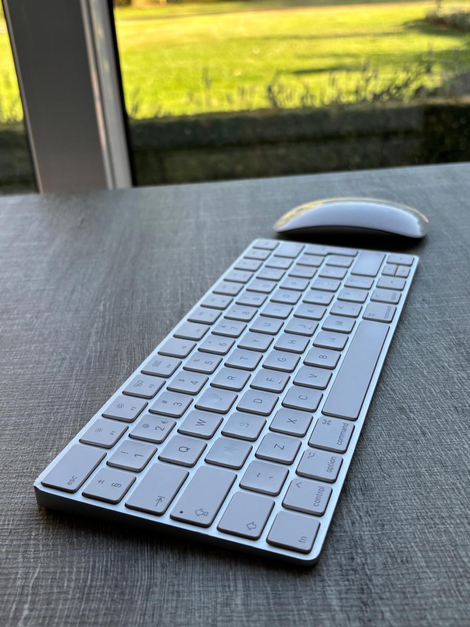 Apple iMac 27 inch met 24 GB werkgeheugen met keyboard + muis