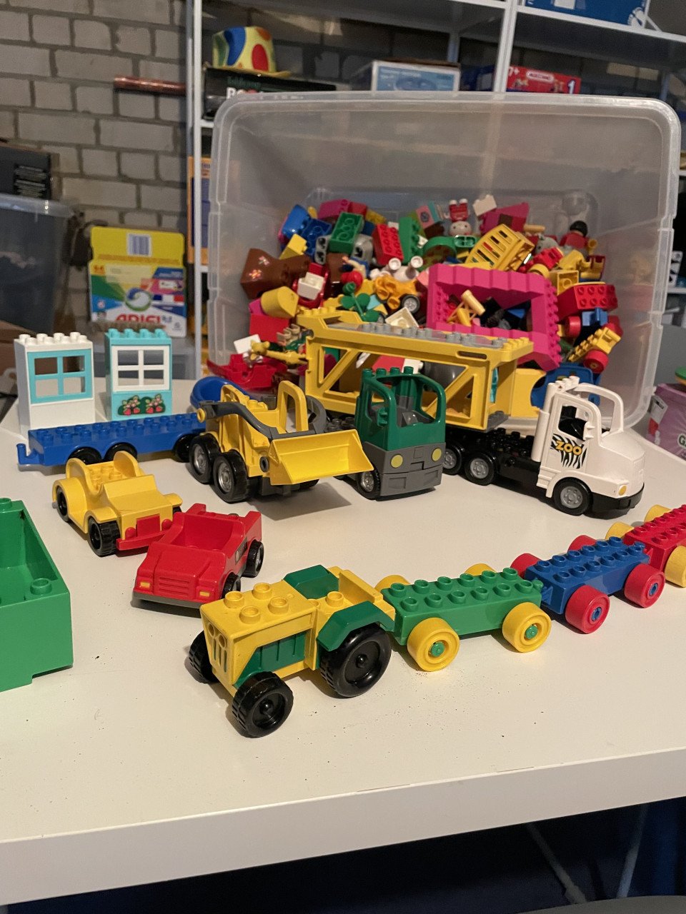 Te koop bak vol met Duplo