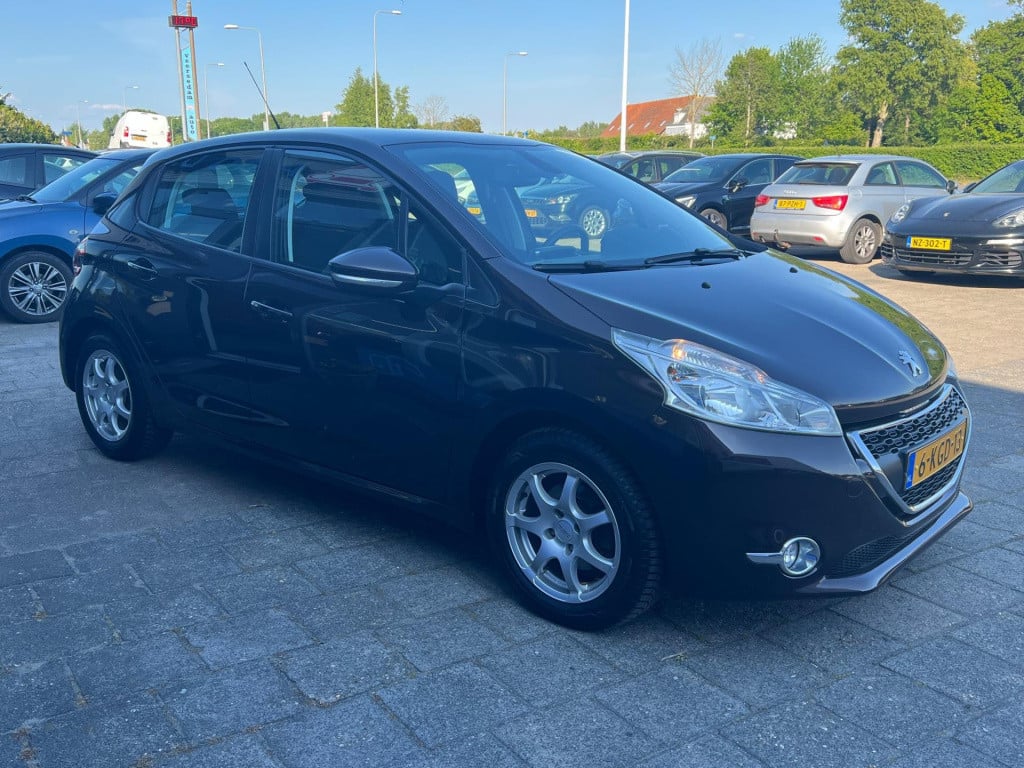 Peugeot 208 1.2 vti envy, navi, trekhaak enz...