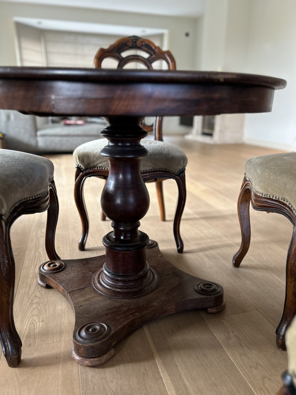 Eetkamerstoelen met ronde ‘koffietafel’