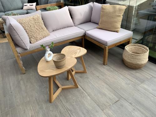 Houten loungeset met kussens en tafeltjes.