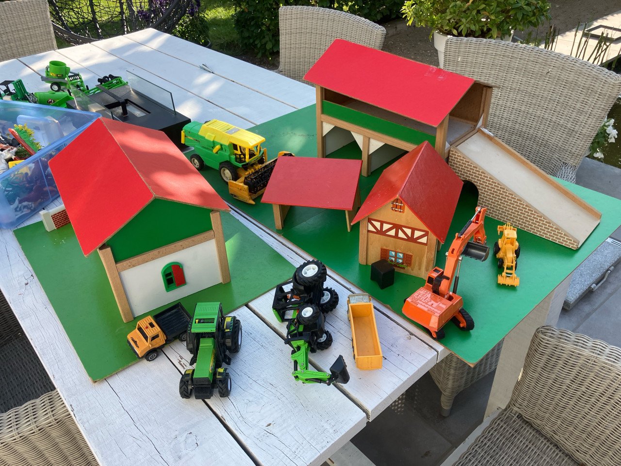 Boerderij met dieren en machines
