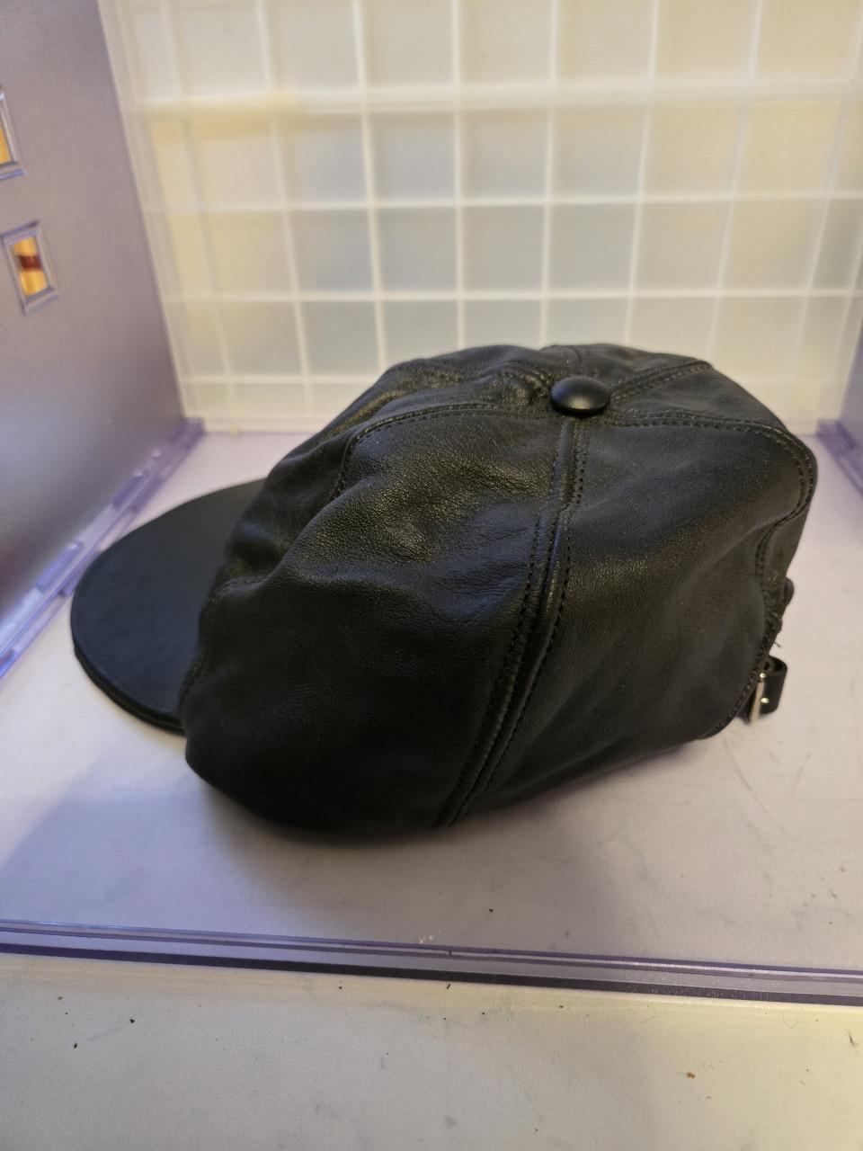 Zwarte leren baseballpet. Verstelbaar.
