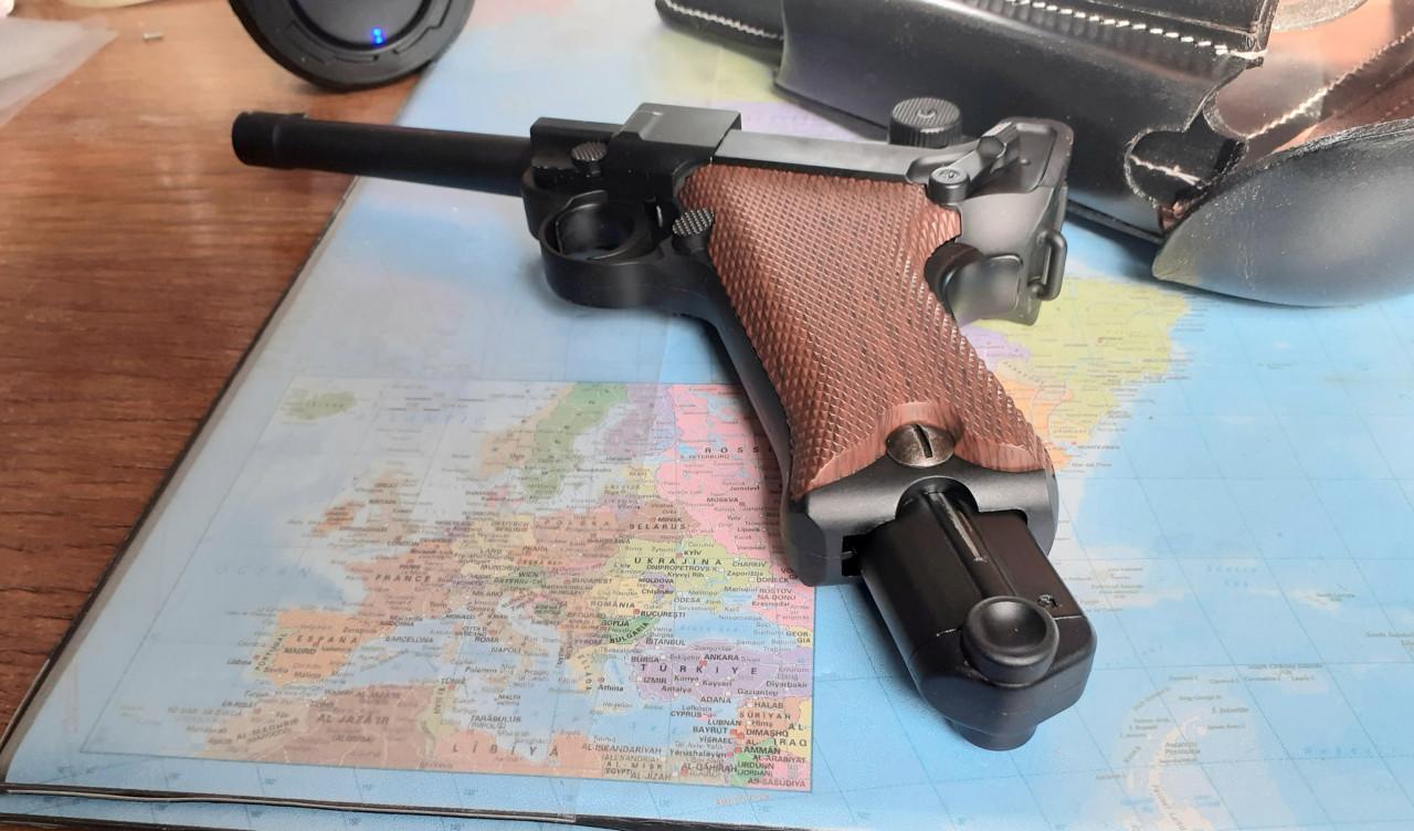 Luger P08 Shell Uitwerpende Laser Speelgoedpistool  + 6 patronen +