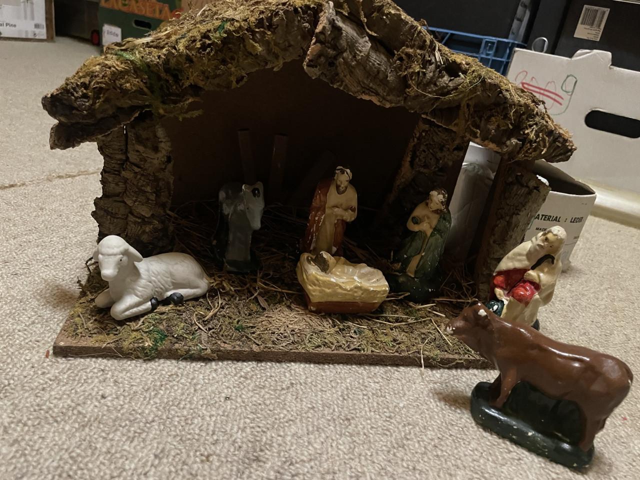 Kerststal met beeldjes