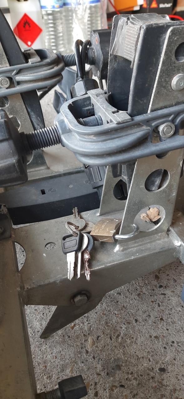 Fietsendrager voor 2 elektr fietsen twinny load kantelbaar