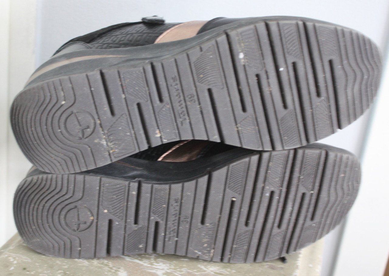 Snakers gympen zwart met koperen details  maat 39