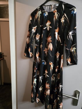 Jurk zwart met orchideeen-print H&M Maat 34 Polyester