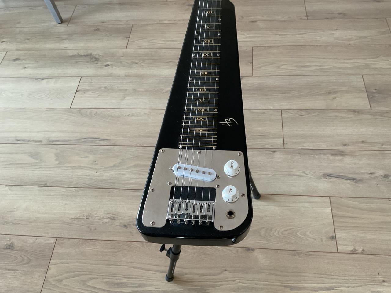 Gitaar extreme ovation model en lap steel H.Benton op statief