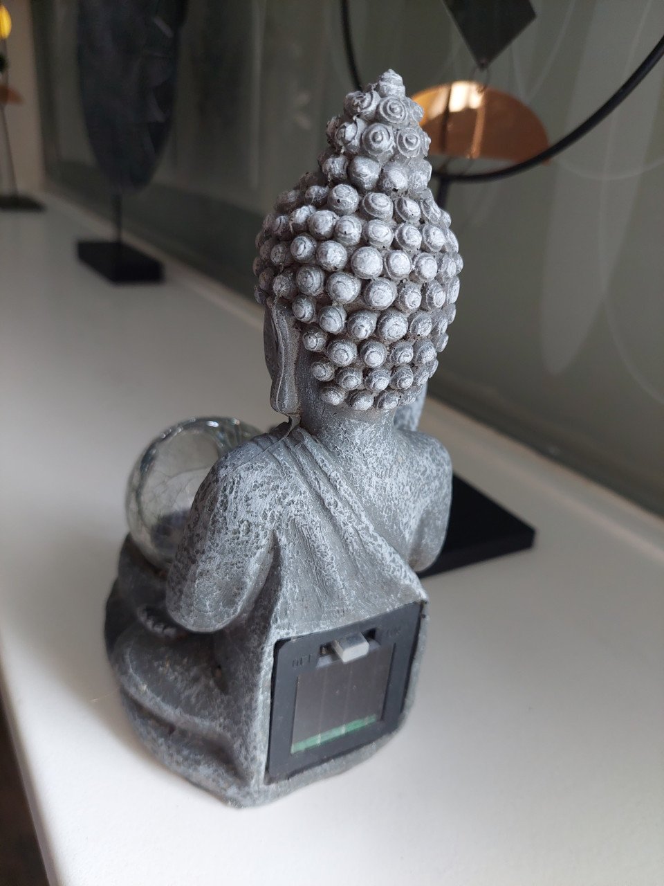 Stenen Boeddha beeldje met bol