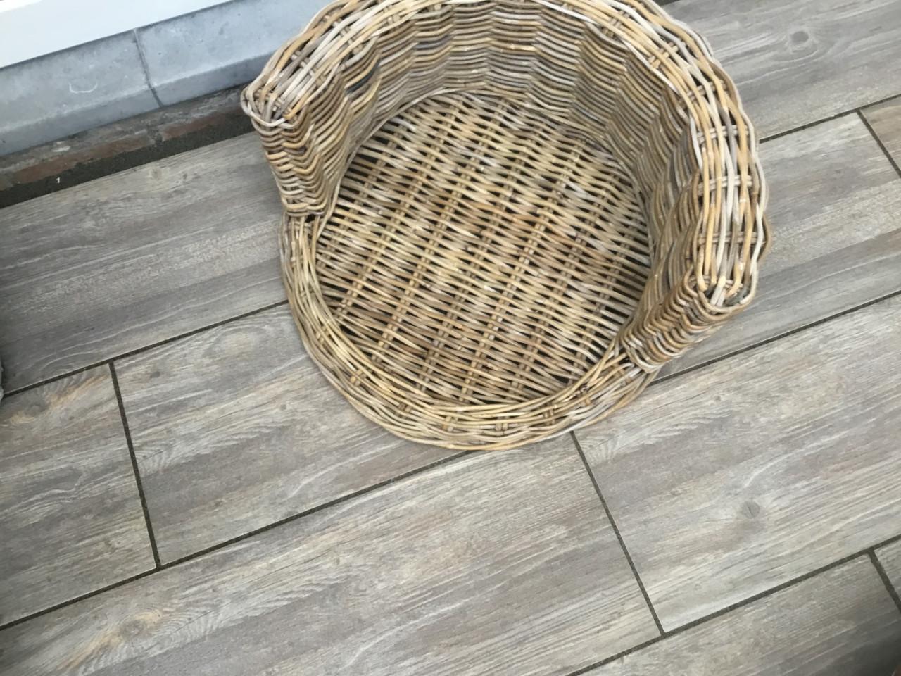 Hondenmand/ rond, riet, mooie kwaliteit.