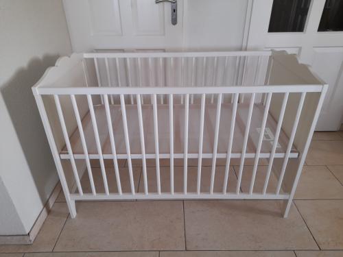 Wit Ledikantje ( in goede nette staat ) in hoogte verstelbaar!