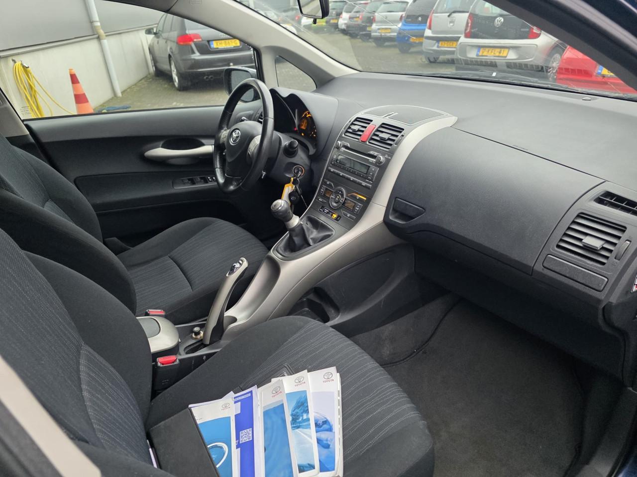 TE KOOP TOYOTA AURIS 1.6 16V SOL MET TREKHAAK