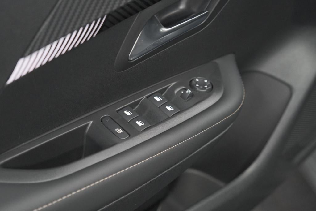 Peugeot 208 1.2 hybrid 110 e-dcs6 allure | apple carplay | parkeersensoren 