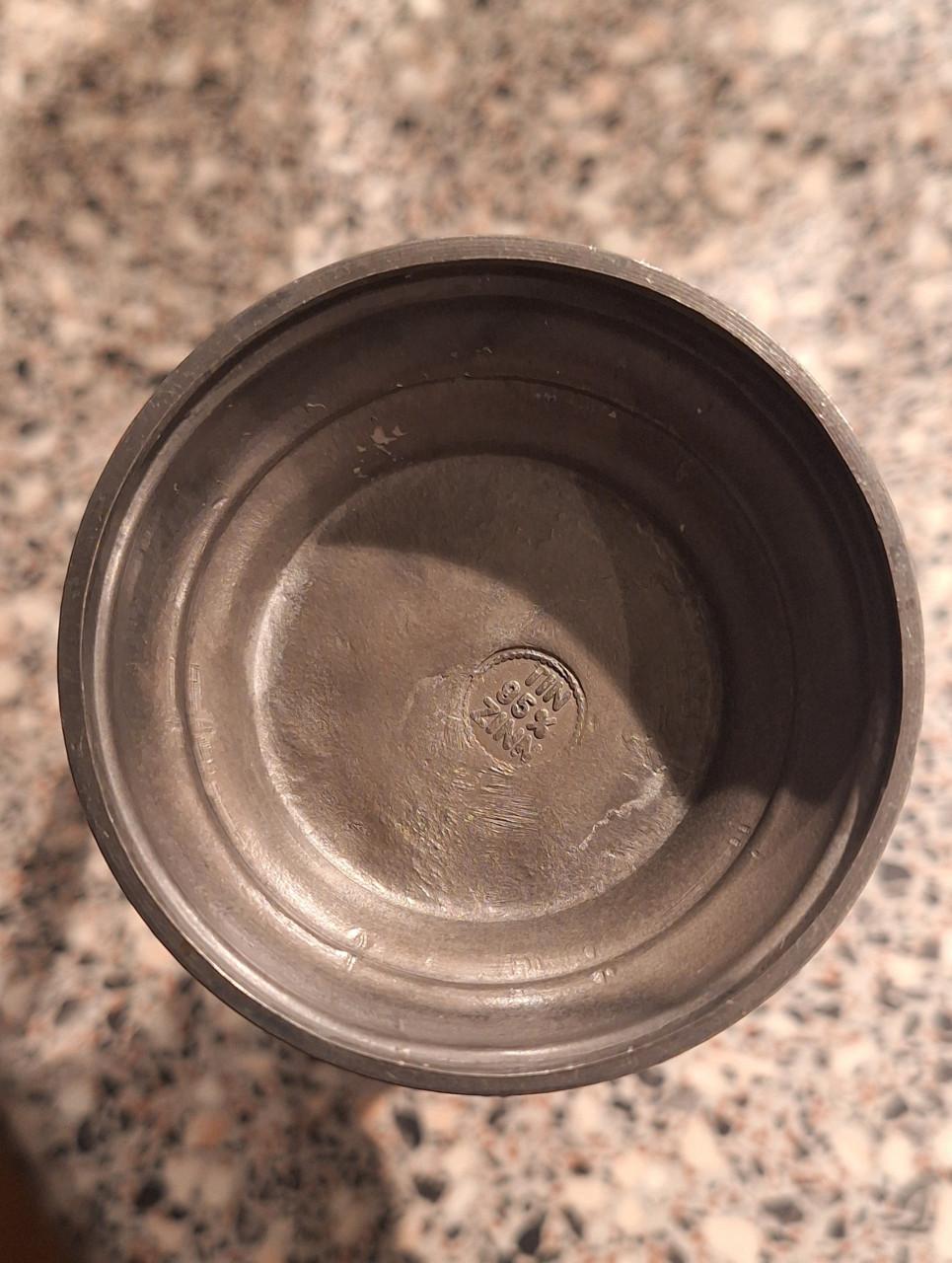 Tinnen eikelkannen met deksel.