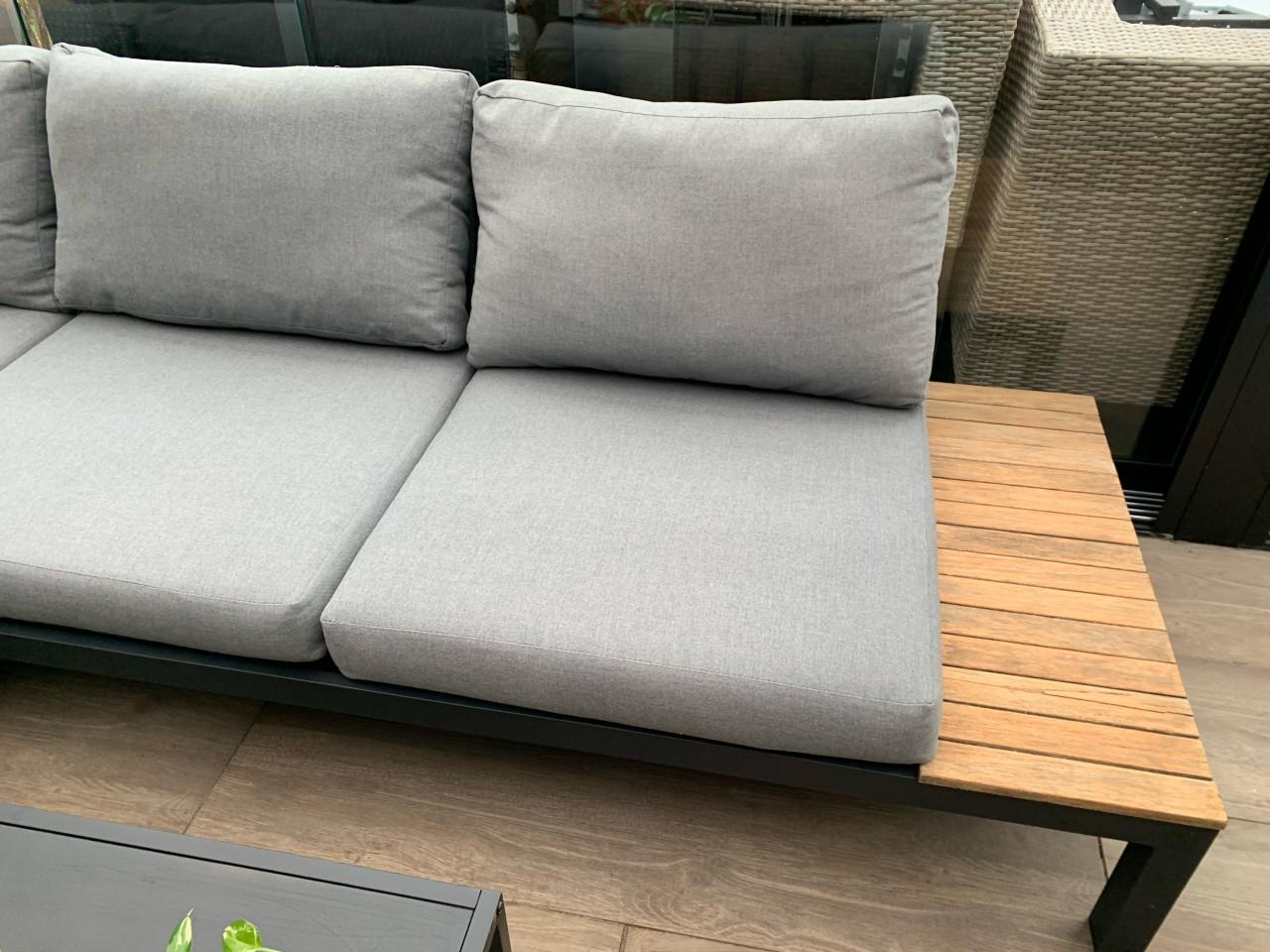 .loungeset alminium met naturel hout, kussens en tafel.