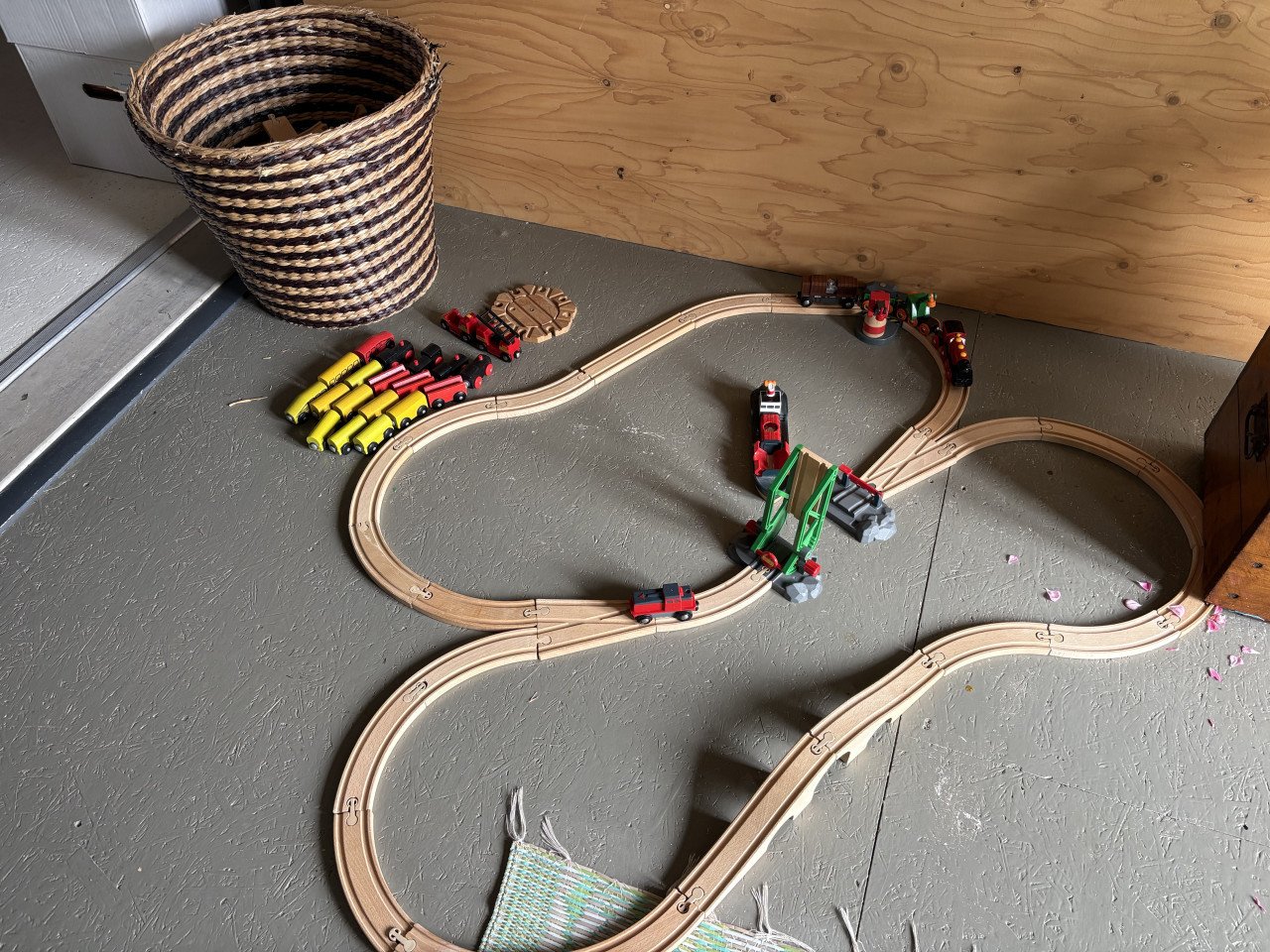 2 electrische Brio locomotieven en veel ikea rails
