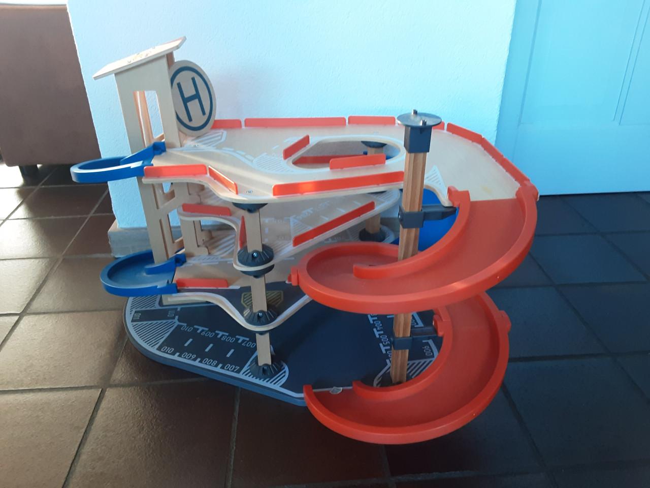 Houten speelgoed garage