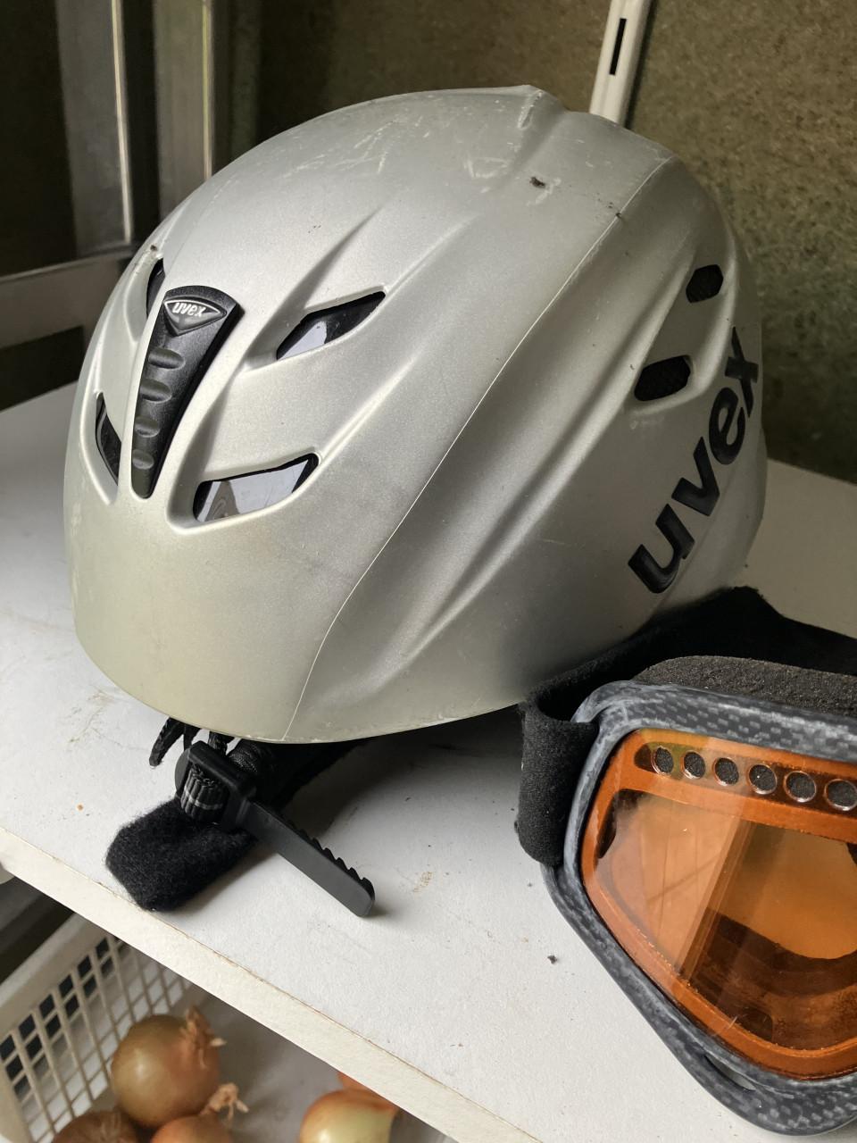 Te koop nog in goede staat een skihelm met bril