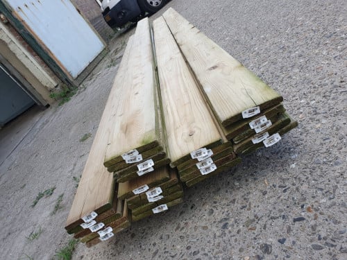 25 planken geïmpregneerd hout van 3 meter lengte.
