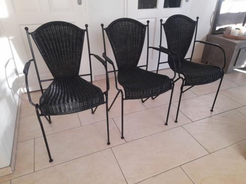 3 Smeedijzeren stoeltjes (in goede nette staat )  €20 per stuk  Stapelbaar!