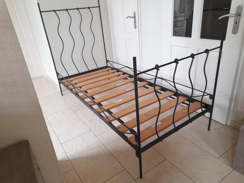 Gietijzeren 1 persoon bed 90 x 200 (in goede nette staat )