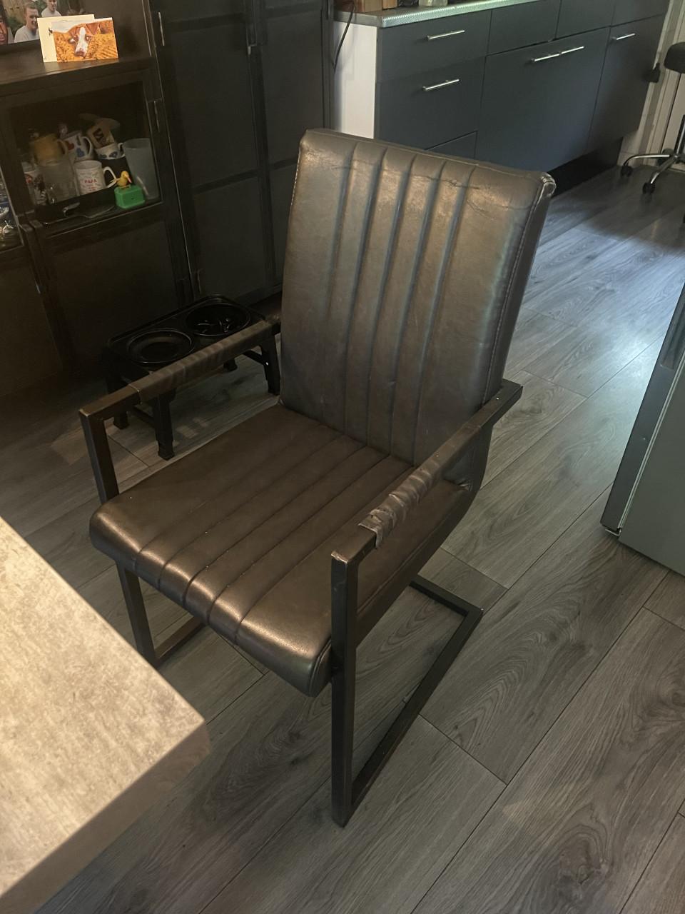 Eettafel met stoelen