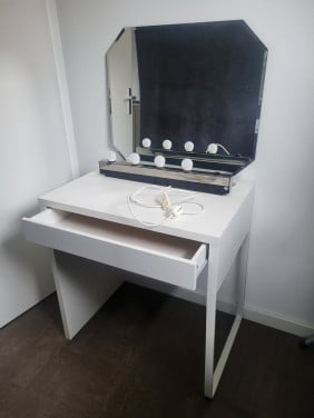 Kaptafel met spiegel en lampen