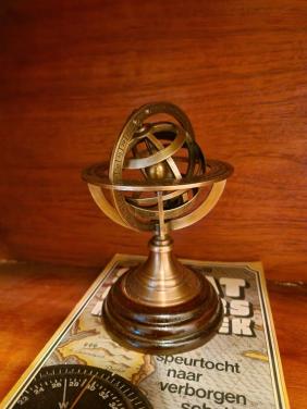 Armilarium globe wereldbol