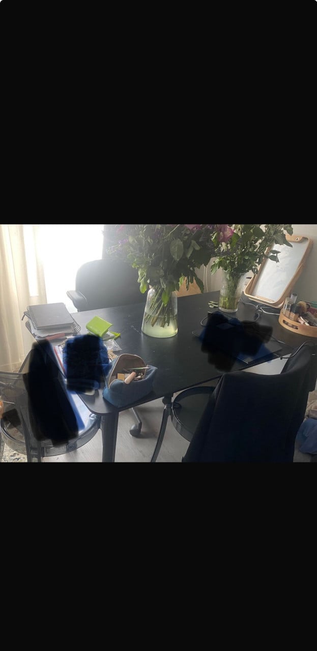 Zwarte Tafel, 2 plastic stoelen en zwarte bureaustoel met wielen
