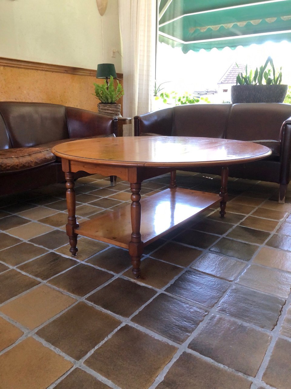 Ronde houten salontafel.
