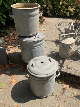 Oude zinken ketels