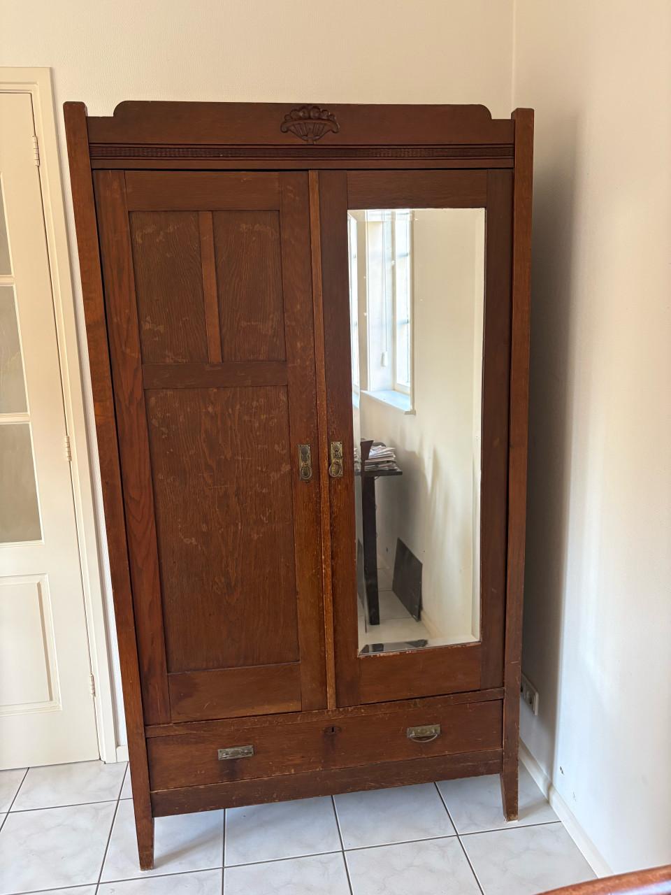 Antieke houten kast met spiegel