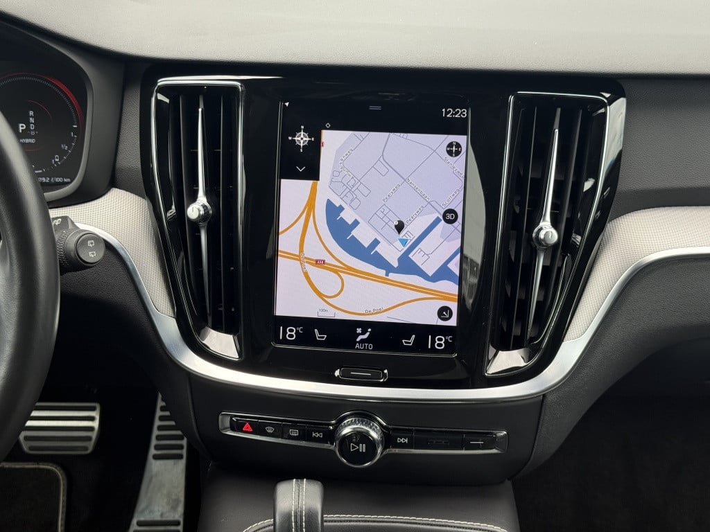 Volvo V60 t6 340pk recharge r-design| panodak| adap.cruise| 360camera| tre