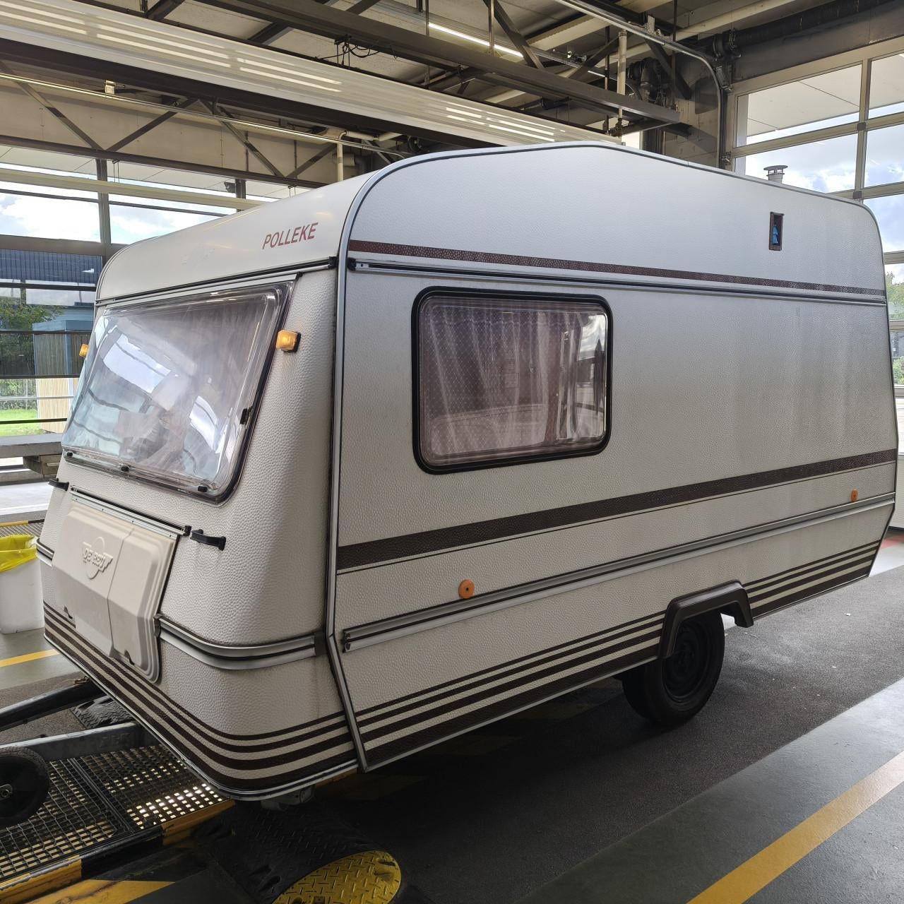 De reu 385 met kenteken Nl ,met Voortent................